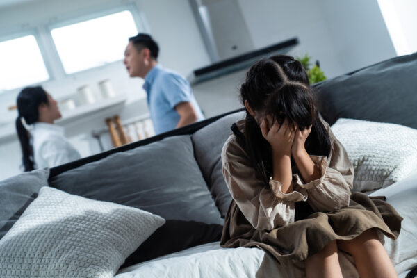 泣いている子供